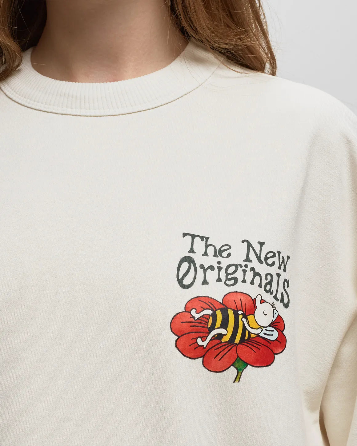 THE NEW ORIGINALS LAZY BEE CREWNECK CREME